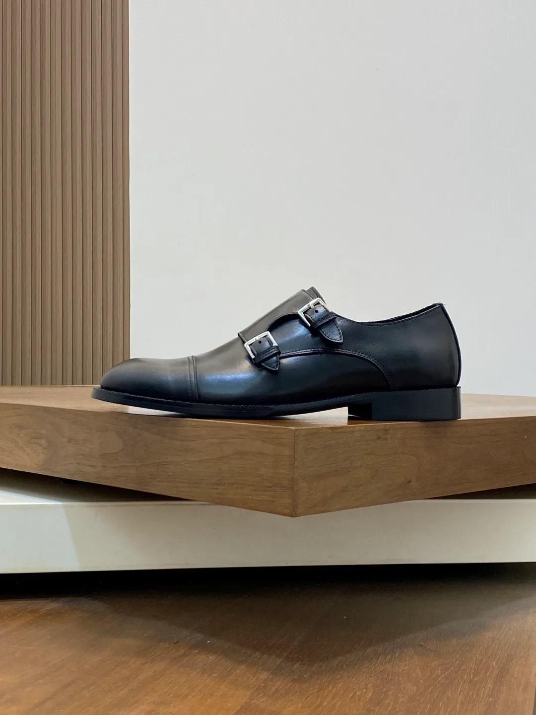 Men's shoes 💰780 HERMES/Hermès GAME slip-on loafers. These loafers are made of matte frosted calfskin. They are equipped with functional Kelly shoe buckles to easily create a fashionable urban style. They are equipped with genuine leather welts and lightweight grooved rubber foam outsole. They have genuine calfskin lining and silk-screen logo feet. They are slip-on design. They are novel and fashionable, with a handsome upper. Comes with a dust bag in the original box! Size: 39-40-41-42-43-44 standard leather shoe size (38/45 can be customized but does not support returns)